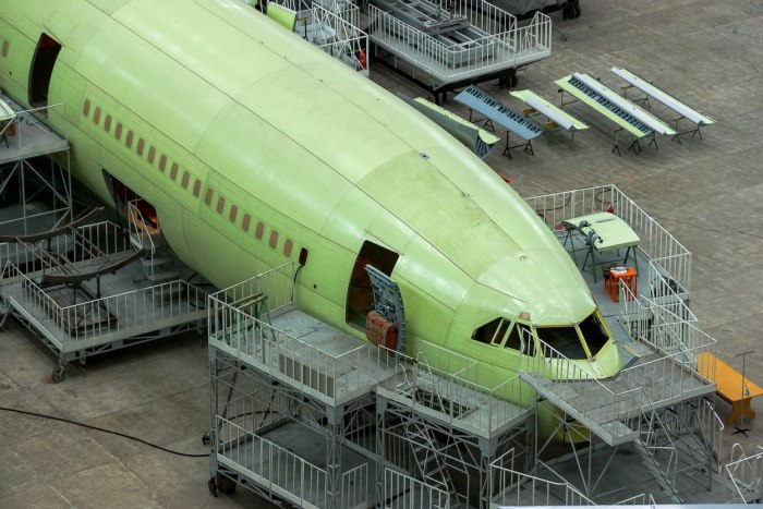 Самолет ил-96-400впу