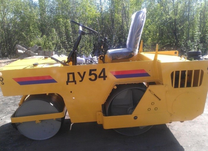 Каток тротуарный Ду-54