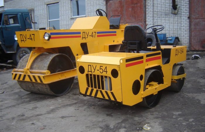 Каток тротуарный Ду-54