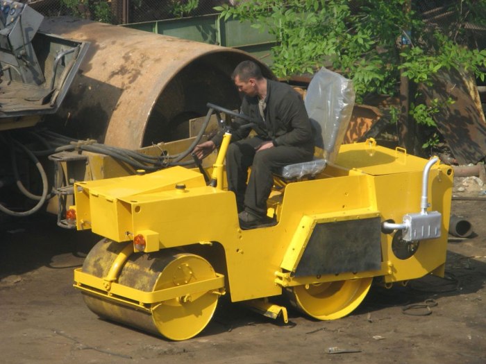 Каток тротуарный Ду-54