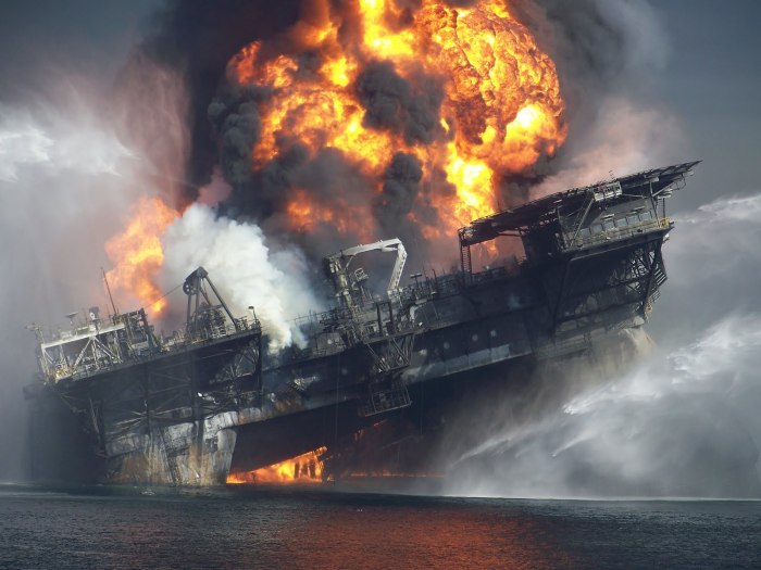Взрыв нефтяной платформы Deepwater Horizon в мексиканском заливе