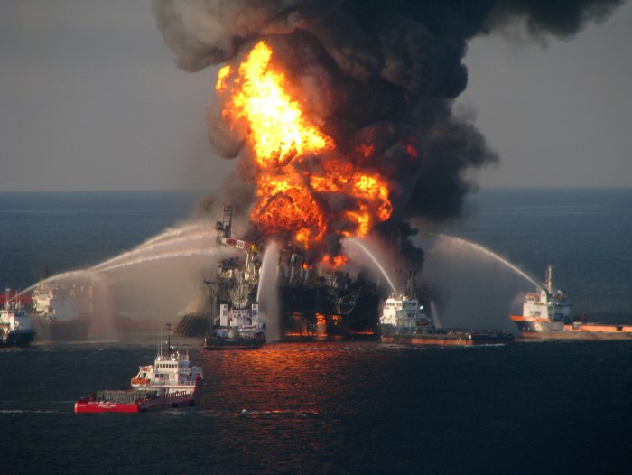 Взрыв платформы Deepwater Horizon
