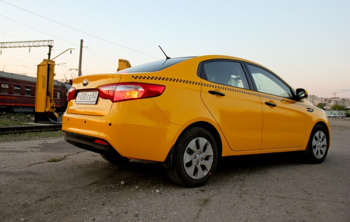 Kia Rio 2021 желтая