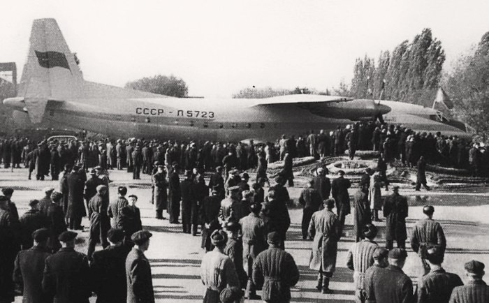 Самолет АН-10
