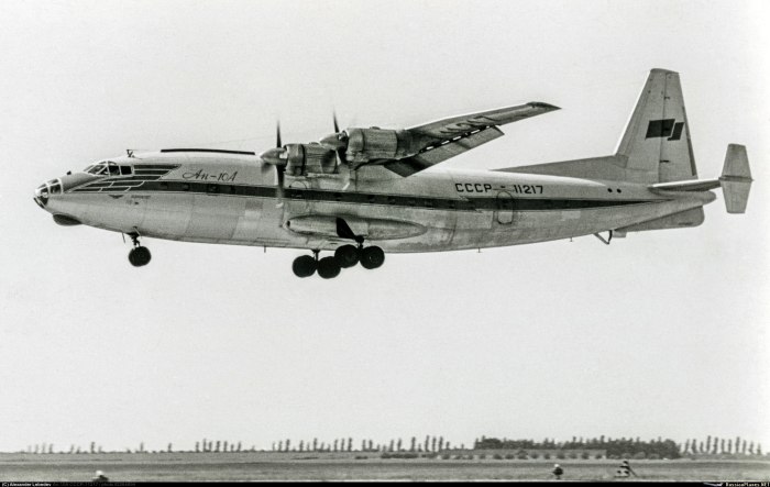 АН-10 пассажирский самолёт