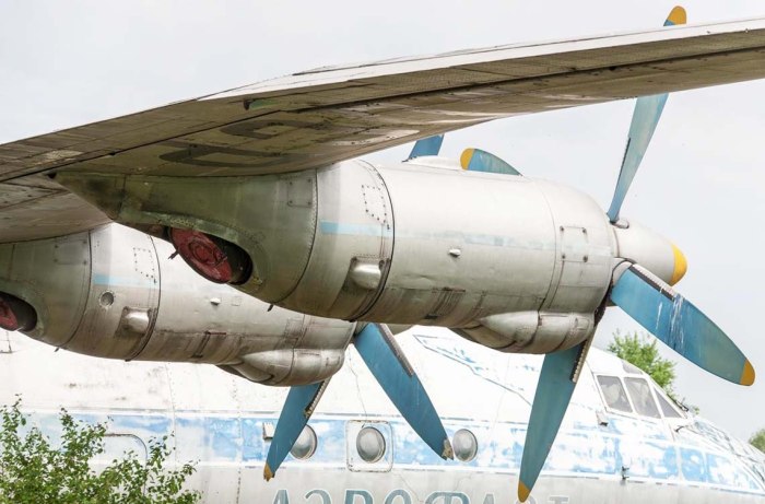 АН-10 пассажирский самолёт турбовинтовые самолёты