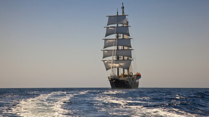 Корабль в море