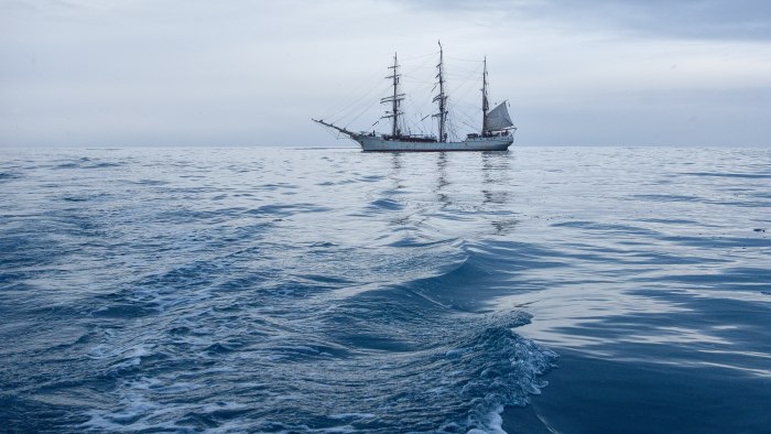 Красивый корабль в море