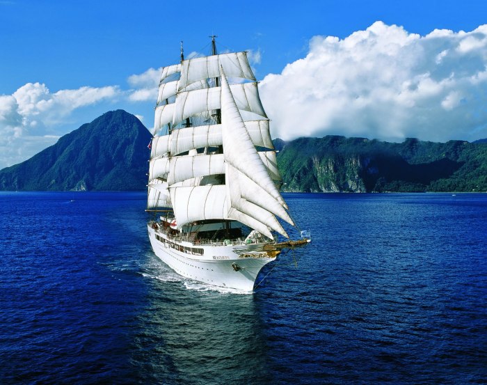 Красивый корабль в море