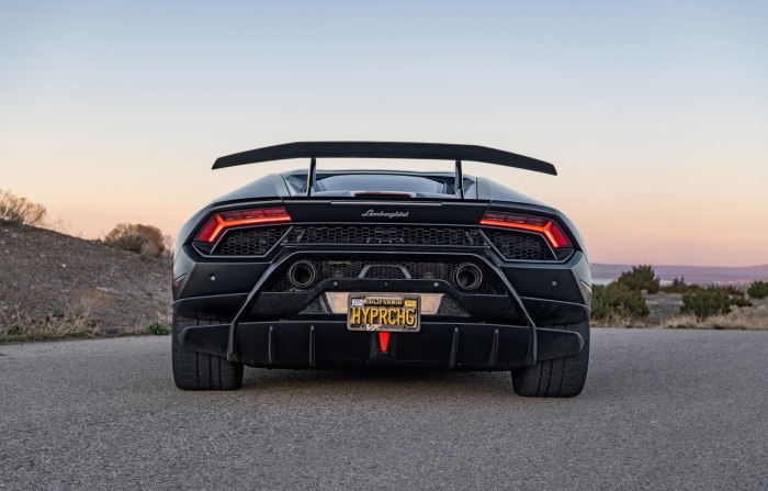 Lamborghini Huracan черный сзади