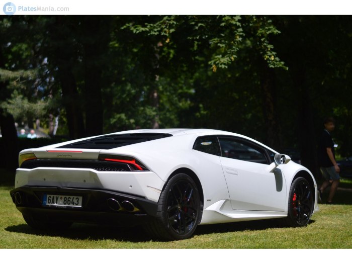 Lamborghini Huracán сзади