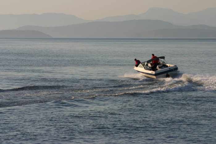Катер в море