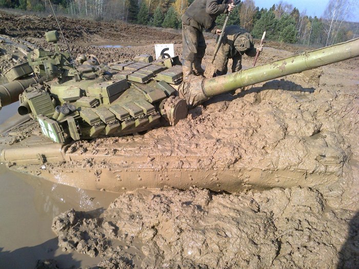 Танк застрял в грязи