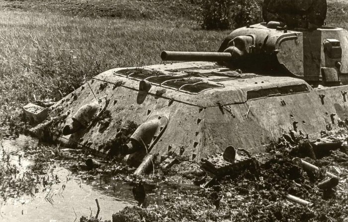 Танк т34 76 в грязи