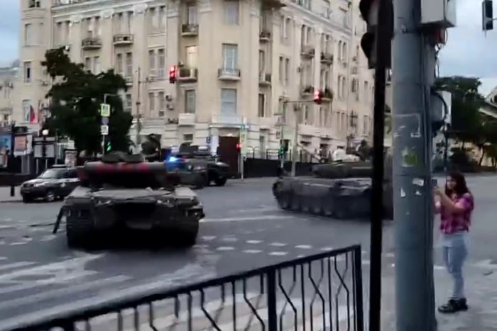 Колонна Российской техники