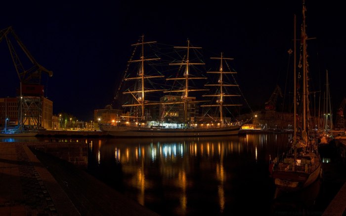 Корабль в море ночью