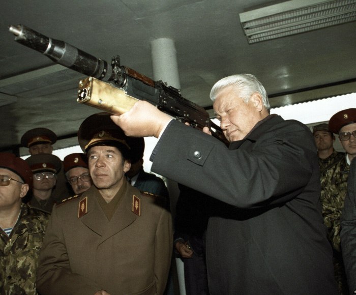 Борис Ельцин в военной форме