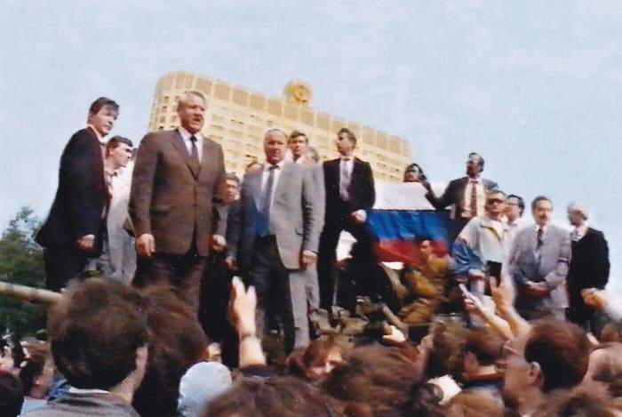 Кто стоял с Ельциным на крыше