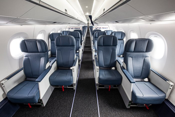 Embraer e195 салон