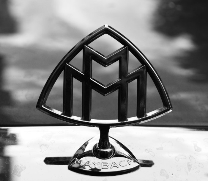 Майбах значок на машине