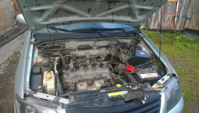 Nissan Almera подкапотное пространство