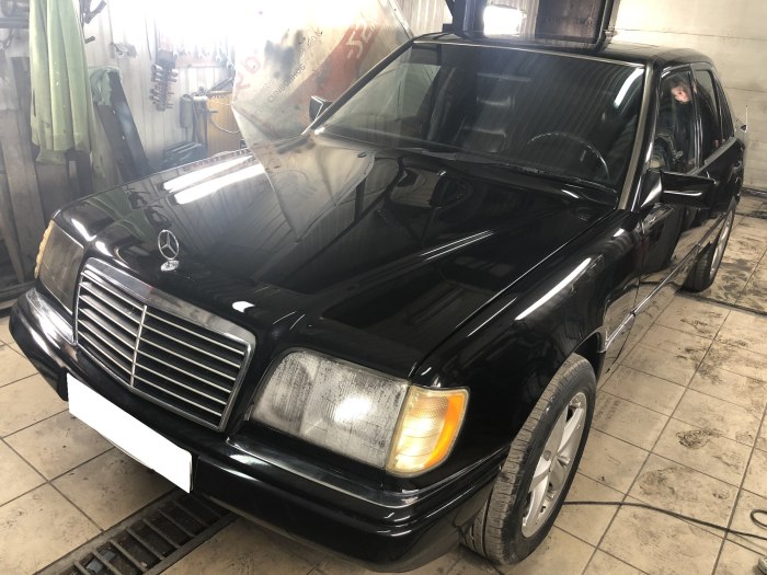 Mercedes 124 Black