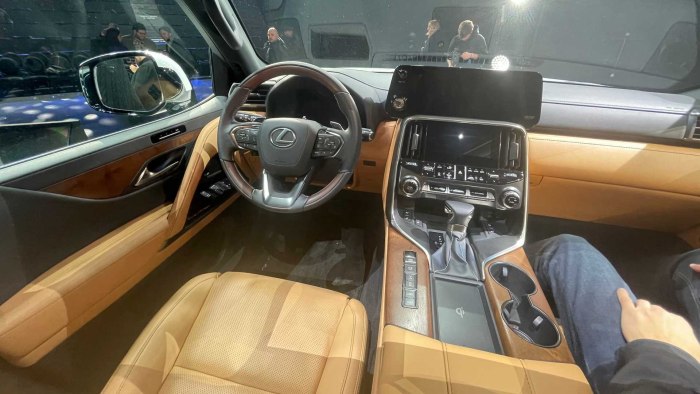 Lexus LX 570 2022 салон