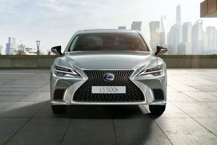 Lexus седан 2021