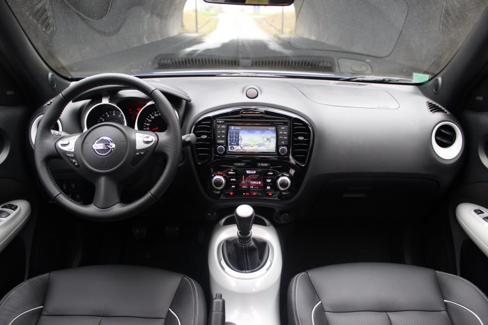 Nissan Juke 1 поколение салон