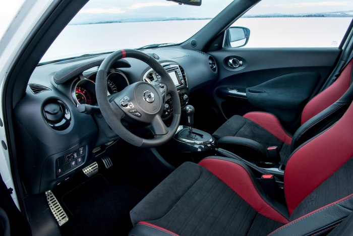 Nissan Juke красный салон