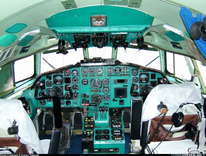 АН-24 кабина пилотов