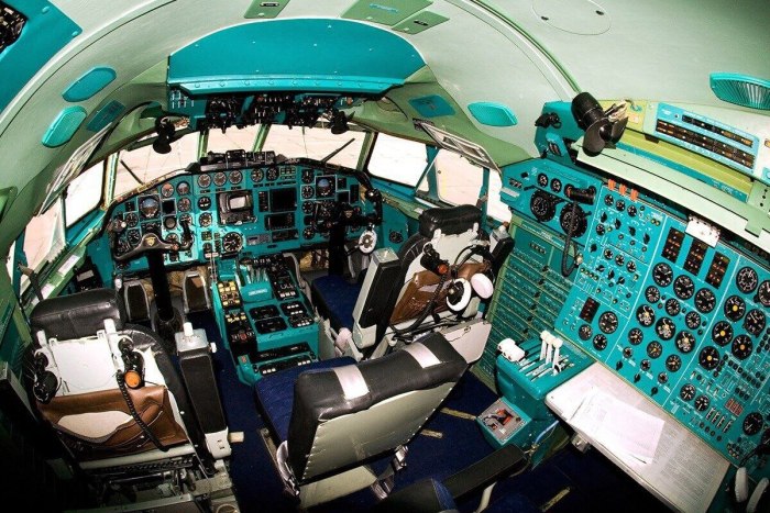 Кабина пилотов самолета ту-154