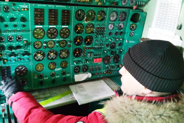Кабина бортиндера ту154