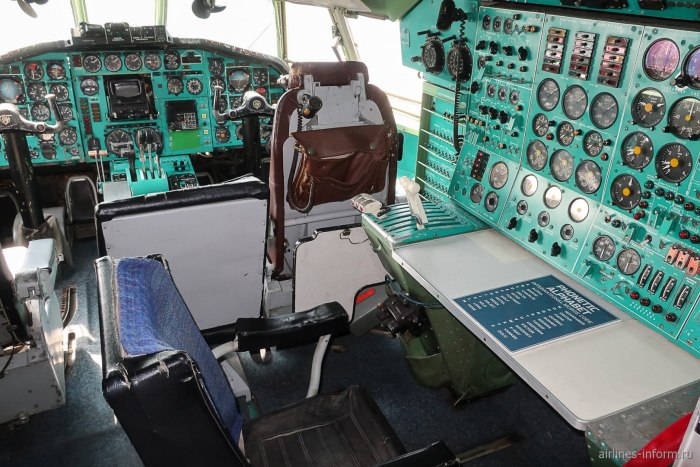 Кабина бортинженера ту-154