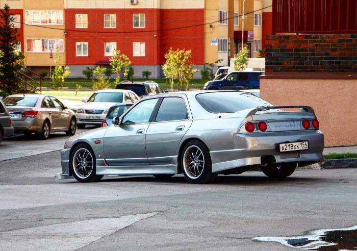 Nissan Skyline 33 sedan