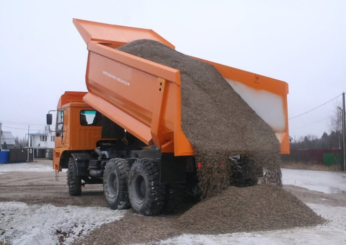 КАМАЗ 55111 высыпает щебень