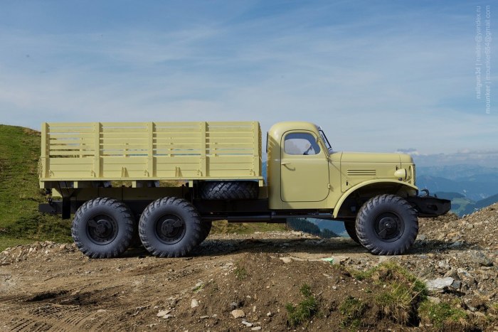 Военный грузовик ЗИЛ 157