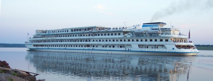 Теплоход Юрий Андропов водоход