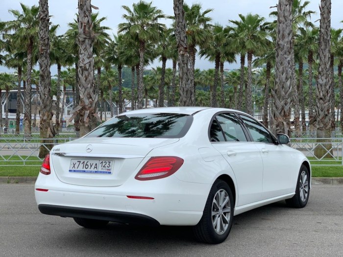 Mercedes Benz e200 белый