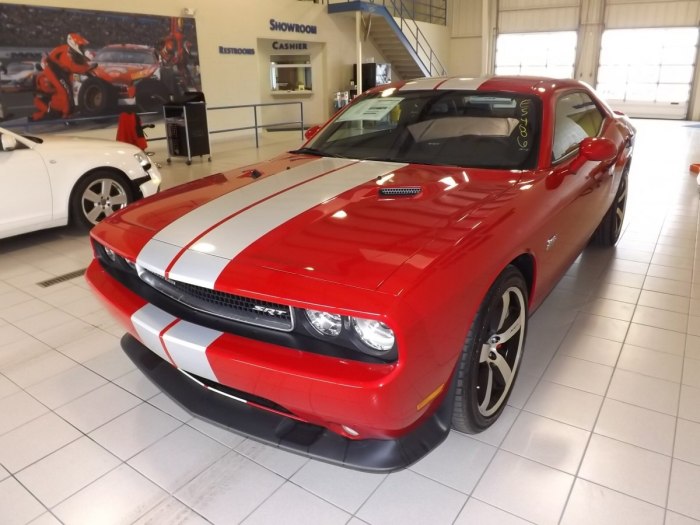 Dodge Challenger белый с красным