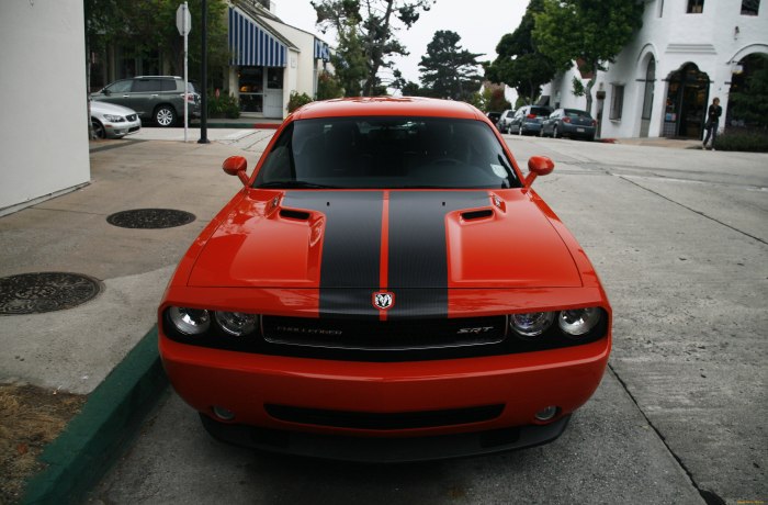 Dodge Challenger черно красная