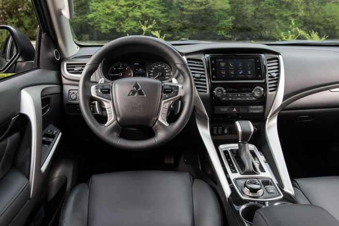 Mitsubishi Pajero Sport 2017 салон