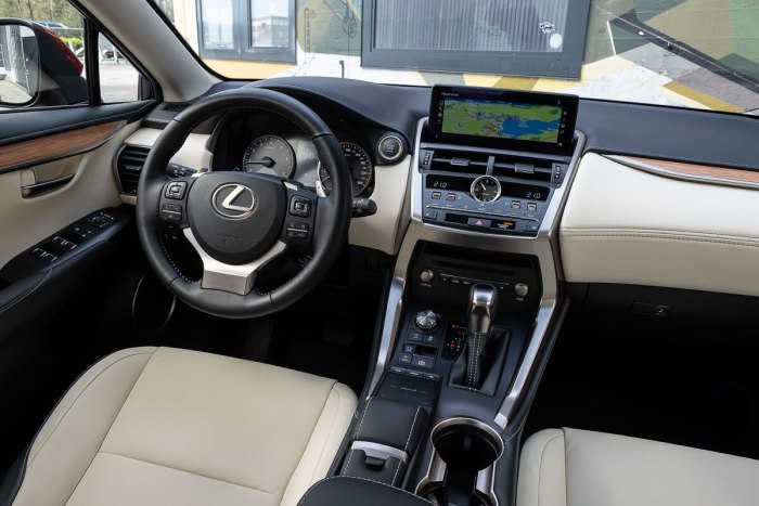 Lexus кроссовер nx200 салон