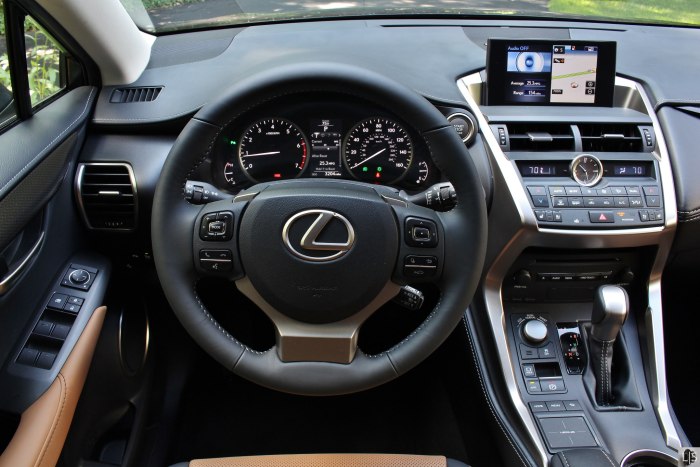 Лексус NX 200t салон