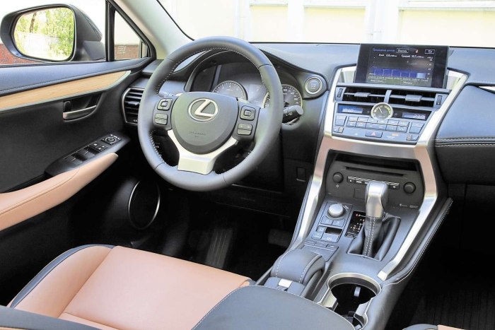 Lexus NX 200t салон