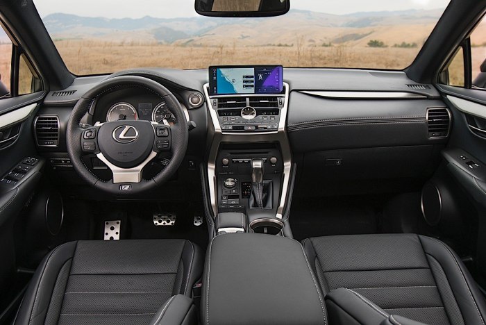 Lexus NX 200 интерьер