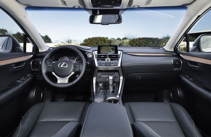 Lexus NX 200t салон