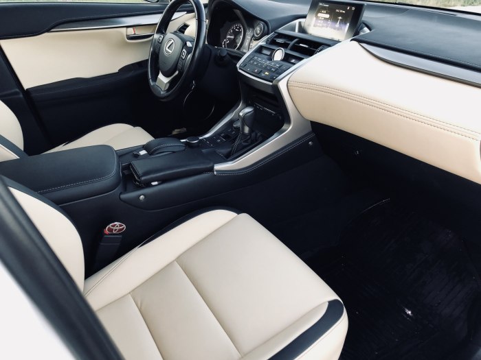 Lexus NX белый салон