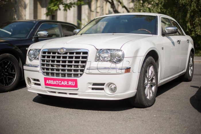 Chrysler 300c белый