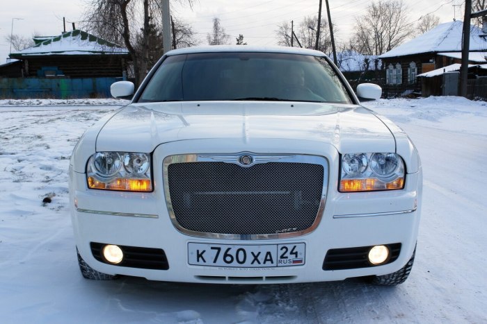Chrysler 300c белый